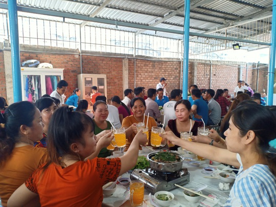 Tổ chức tiệc tất niên cho công nhân ở trọ - Ảnh 4.