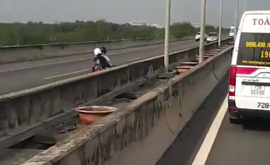 Cả ngàn xe máy chạy vào cao tốc TP HCM - Long Thành - Dầu Giây vì... Google map! - Ảnh 2.