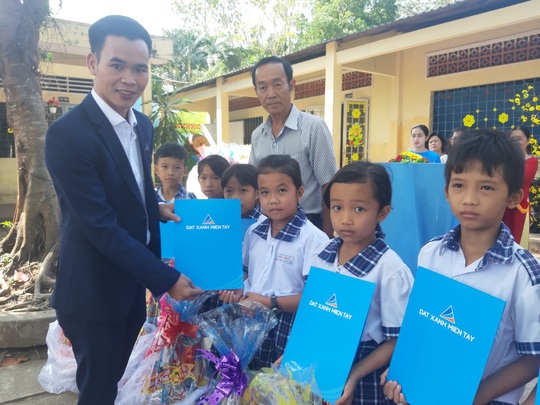 Báo Người Lao Động trao quà Tết cho học sinh nghèo Cần Thơ - Ảnh 6.