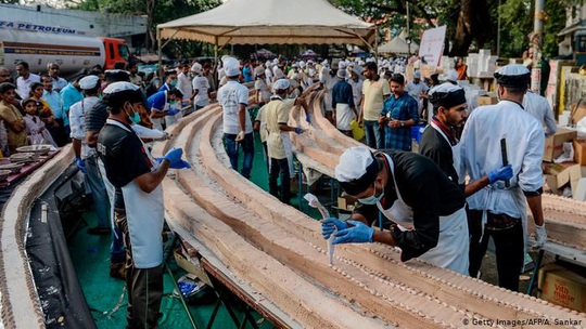 Ấn Độ xác lập kỷ lục làm chiếc bánh ngọt dài nhất thế giới - Ảnh 1.