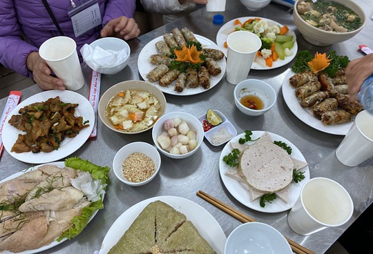 Bữa cơm tất niên giá 0 đồng dành cho hàng trăm bệnh nhân ung thư - Ảnh 3.