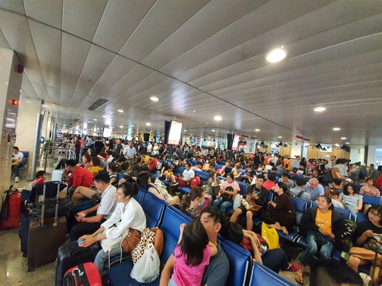 Đường ra sân bay vắng, máy bay xếp hàng chờ cất cánh ở Tân Sơn Nhất - Ảnh 10.