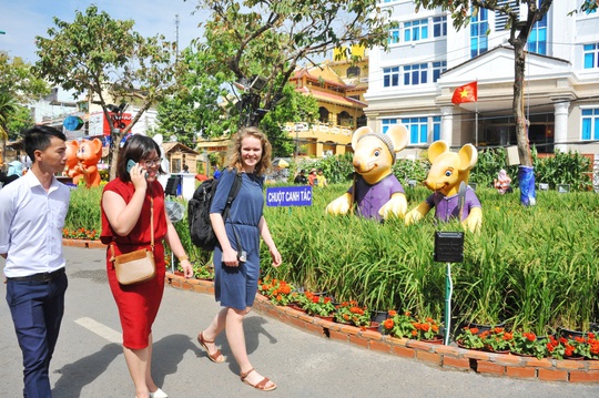 Ngắm những chú chuột làm nông dân ở đường hoa Xuân lớn nhất miền Tây - Ảnh 17.