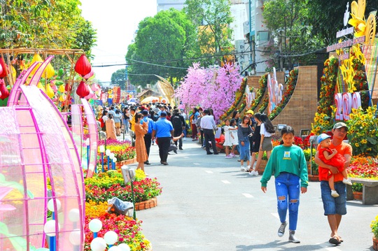 Ngắm những chú chuột làm nông dân ở đường hoa Xuân lớn nhất miền Tây - Ảnh 4.