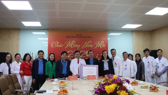 Chủ tịch Tổng LĐLĐ Việt Nam thăm, chúc tết Bệnh viện Phụ sản Trung ương - Ảnh 3.