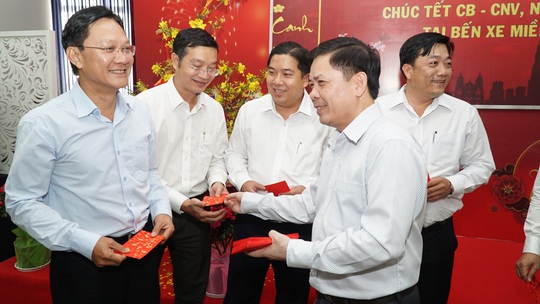 Bộ trưởng Bộ GTVT Nguyễn Văn Thể thăm, chúc Tết CBCNV Bến xe Miền Đông - Ảnh 2.