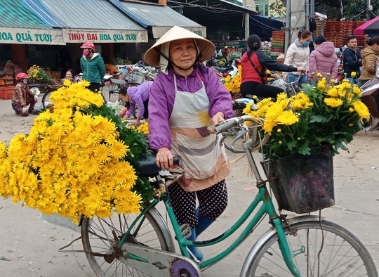 Đồ cúng gia tiên cháy hàng, tăng giá phi mã chiều 30 Tết - Ảnh 4.