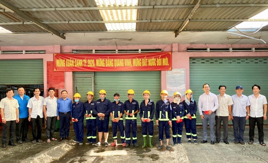 Động viên công nhân làm việc xuyên Tết và công nhân ở trọ - Ảnh 4.
