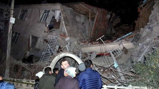 Thổ Nhĩ Kỳ rung chuyển vì động đất và 60 dư chấn, hơn 560 người thương vong - Ảnh 1.