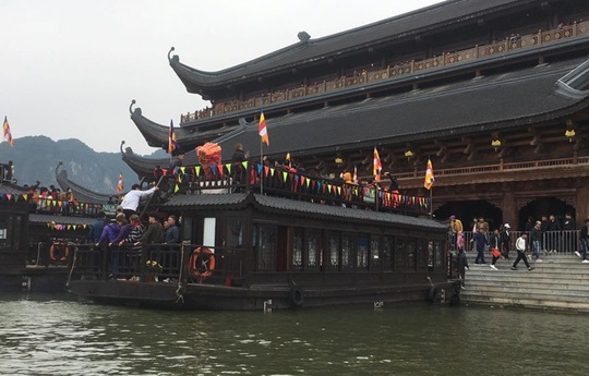 200.000 đồng/lượt đi thuyền trên hồ Tam Chúc, du khách vẫn chen nhau đi - Ảnh 9.