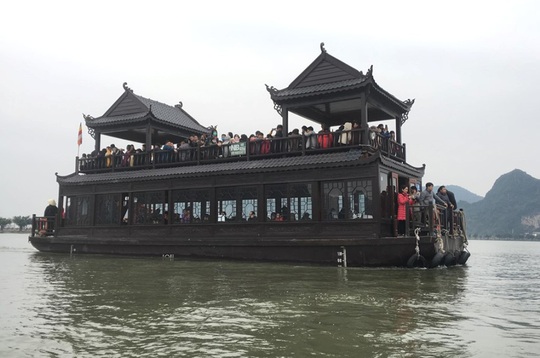 200.000 đồng/lượt đi thuyền trên hồ Tam Chúc, du khách vẫn chen nhau đi - Ảnh 1.