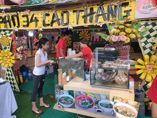 Cả trăm món ăn đặc sản tụ hội ở lễ hội Tết Việt - Ảnh 1.