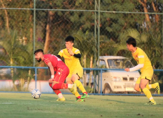 Tấn Sinh ghi bàn từ chấm 11 mét, U23 Việt Nam vẫn bại trận trước Bahrain - Ảnh 1.