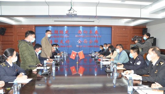 Đoàn đại biểu TP Móng Cái và Đông Hưng (Trung Quốc) đeo khẩu trang hội đàm, trao đổi biện pháp phòng chống virus corona - Ảnh 1.