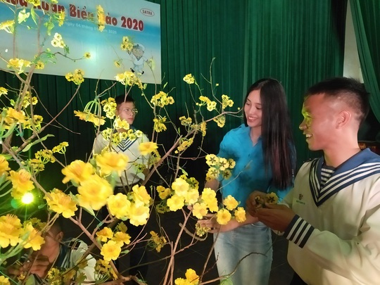 Mùa xuân biển đảo 2020 và Hoa hậu Trần Tiểu Vy đến với Lữ đoàn 681 Hải quân - Ảnh 9.