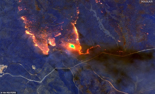 Những hình ảnh đáng kinh ngạc của cháy rừng Úc nhìn từ trên cao - Ảnh 1.