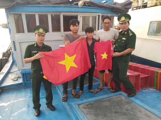 Thiêng liêng trao cờ Tổ quốc trên đảo tiền tiêu Phú Quý - Ảnh 5.