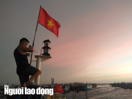 Thiêng liêng trao cờ Tổ quốc trên đảo tiền tiêu Phú Quý - Ảnh 7.