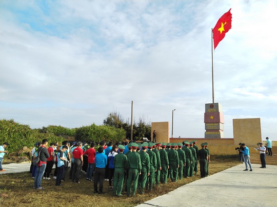 Thiêng liêng trao cờ Tổ quốc trên đảo tiền tiêu Phú Quý - Ảnh 1.