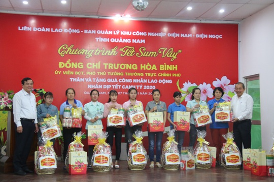 Phó Thủ tướng Thường trực Trương Hòa Bình tặng 400 suất quà Tết ở Quảng Nam - Ảnh 5.