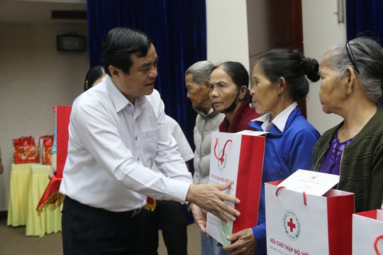 Phó Thủ tướng Thường trực Trương Hòa Bình tặng 400 suất quà Tết ở Quảng Nam - Ảnh 3.