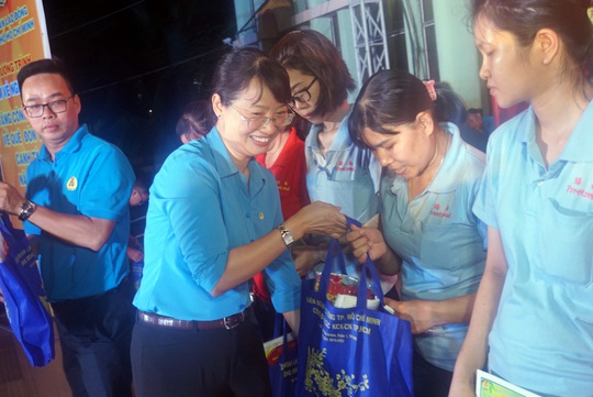 TP HCM hỗ trợ hơn 19.870 vé xe, vé tàu cho công nhân về quê đón Tết - Ảnh 2.