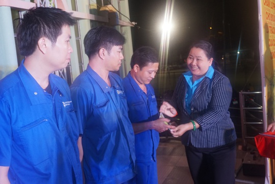 TP HCM hỗ trợ hơn 19.870 vé xe, vé tàu cho công nhân về quê đón Tết - Ảnh 4.