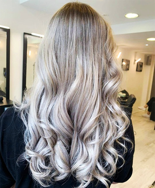 Với màu sắc tươi tắn và dịu nhẹ của xanh pastel, nhuộm tóc theo kiểu này sẽ giúp bạn tôn lên phong cách nghệ thuật và cá tính. Ảnh liên quan sẽ khiến bạn cảm thấy thích thú và muốn thử ngay.