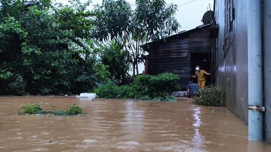Quảng Nam nước lên, nhiều nơi bị ngập, hàng loạt thủy điện xả lũ điều tiết nước - Ảnh 1.