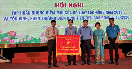 LĐLĐ TP Đà Nẵng nhận Cờ thi đua của Chính phủ - Ảnh 1.