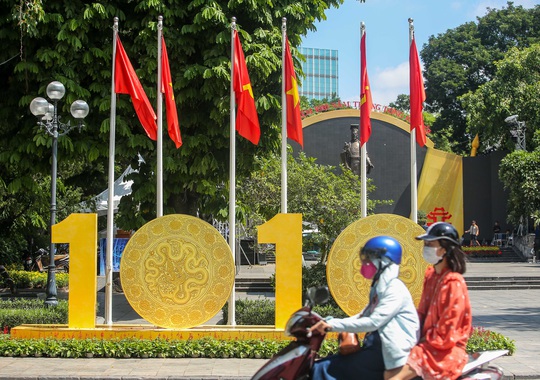CLIP: Hà Nội rực rỡ cờ hoa kỷ niệm 1010 năm Thăng Long - Hà Nội - Ảnh 3.