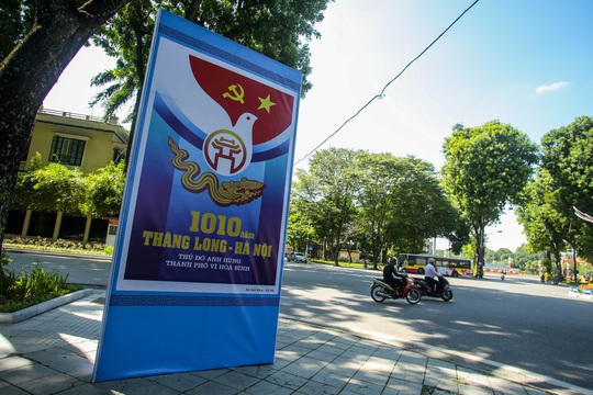 CLIP: Hà Nội rực rỡ cờ hoa kỷ niệm 1010 năm Thăng Long - Hà Nội - Ảnh 14.