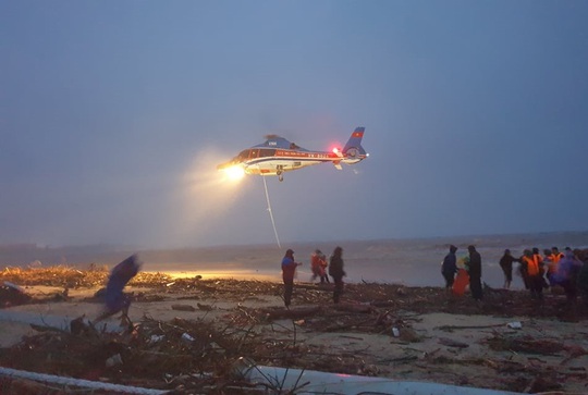 Bộ Quốc phòng điều trực thăng tham gia cứu nạn thuyền viên tàu mắc cạn - Ảnh 2.