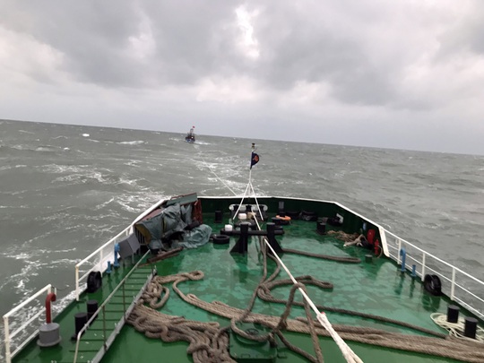 CLIP: Cảnh sát biển cứu nạn tàu cá giữa sóng to, gió lớn - Ảnh 2.