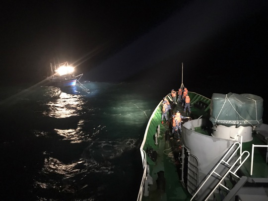 CLIP: Cảnh sát biển cứu nạn tàu cá giữa sóng to, gió lớn - Ảnh 3.