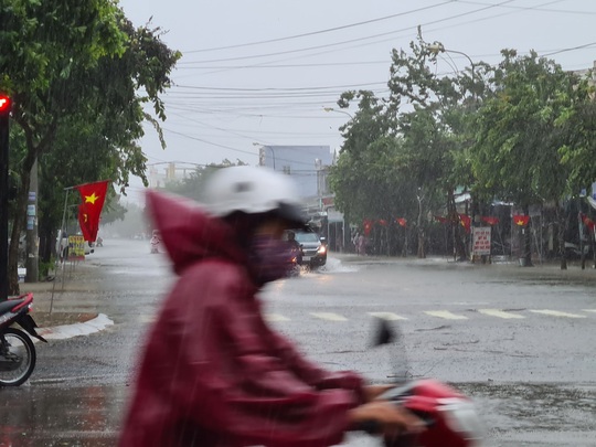 Bão số 6: Quảng Nam mưa to kèm gió mạnh, ngập lụt nhiều nơi - Ảnh 3.