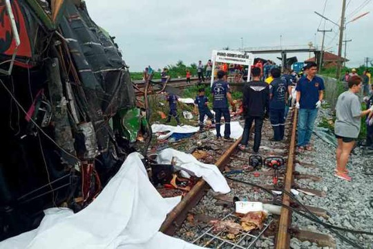 Tàu hỏa húc tung xe buýt chở người đi lễ chùa, 20 người thiệt mạng ở Thái Lan - Ảnh 3.