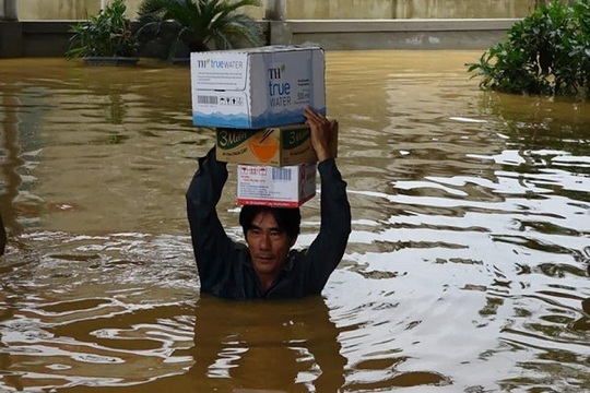 Lũ lịch sử ở Quảng Bình: Hơn 34.000 nhà dân ngập lụt, dân cuống cuồng chạy lũ trong đêm - Ảnh 6.