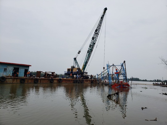 Tìm thấy thi thể 2 ngư dân mất tích trong mưa lũ ở Quảng Nam - Ảnh 1.