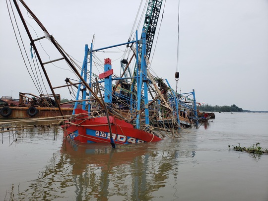 Tìm thấy thi thể 2 ngư dân mất tích trong mưa lũ ở Quảng Nam - Ảnh 2.