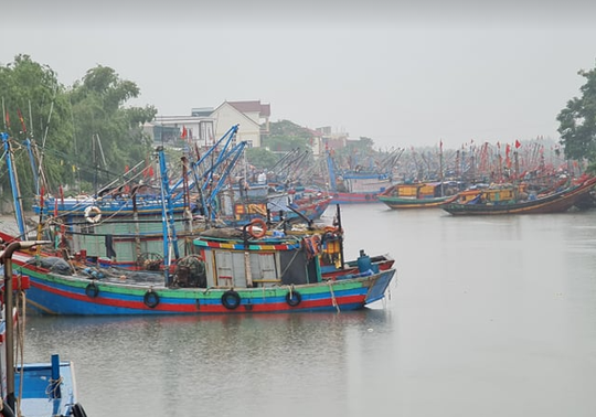 CLIP: Ngư dân Nghệ An hối hả kéo thuyền bè lên bờ tránh bão số 7 - Ảnh 3.