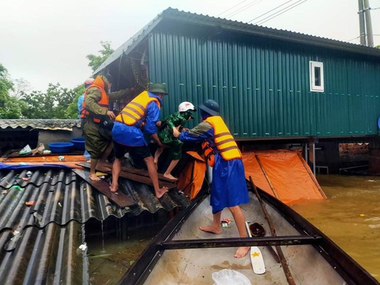 Lũ lịch sử ở Quảng Bình: Hơn 34.000 nhà dân ngập lụt, dân cuống cuồng chạy lũ trong đêm - Ảnh 2.