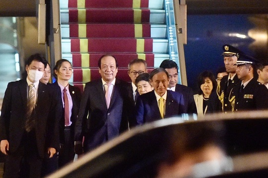 Thủ tướng Nhật Bản Suga Yoshihide và Phu nhân tới Hà Nội, bắt đầu thăm chính thức Việt Nam - Ảnh 7.