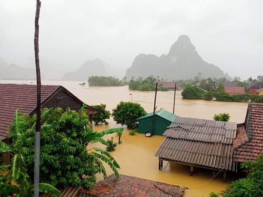Lũ lịch sử ở Quảng Bình: Hơn 34.000 nhà dân ngập lụt, dân cuống cuồng chạy lũ trong đêm - Ảnh 1.