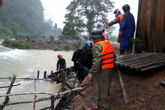 Lũ lịch sử ở Quảng Bình: Hơn 34.000 nhà dân ngập lụt, dân cuống cuồng chạy lũ trong đêm - Ảnh 5.