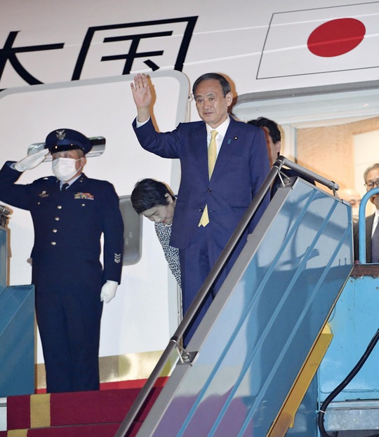 Thủ tướng Nhật Bản Suga Yoshihide và Phu nhân tới Hà Nội, bắt đầu thăm chính thức Việt Nam - Ảnh 1.