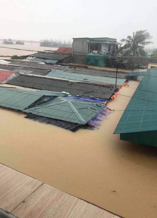 Quảng Bình: Lũ lụt kinh hoàng, ngập tới nóc nhiều căn nhà - Ảnh 6.