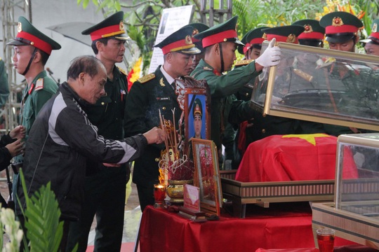 Xúc động hàng ngàn người dân xứ Nghệ dầm mưa tiễn biệt 3 liệt sĩ hi sinh ở Rào Trăng 3 - Ảnh 4.