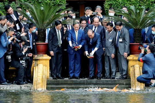 Thủ tướng Nhật Bản thăm Nhà sàn, Ao cá Bác Hồ - Ảnh 5.