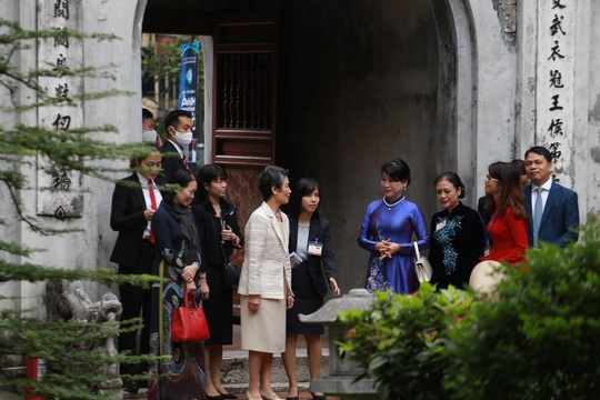 CLIP: Phu nhân Thủ tướng Nhật Bản tham quan Văn Miếu - Quốc Tử Giám - Ảnh 4.